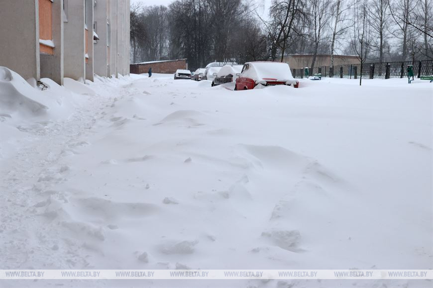 Администрация Ленинского района г. Могилёва, координационный совет органов территориального общественного самоуправления обращаются с просьбой принять активное участие в уборке снега на дворовых территориях.